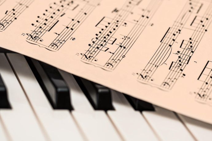 L'eco del piano e i silenzi della natura