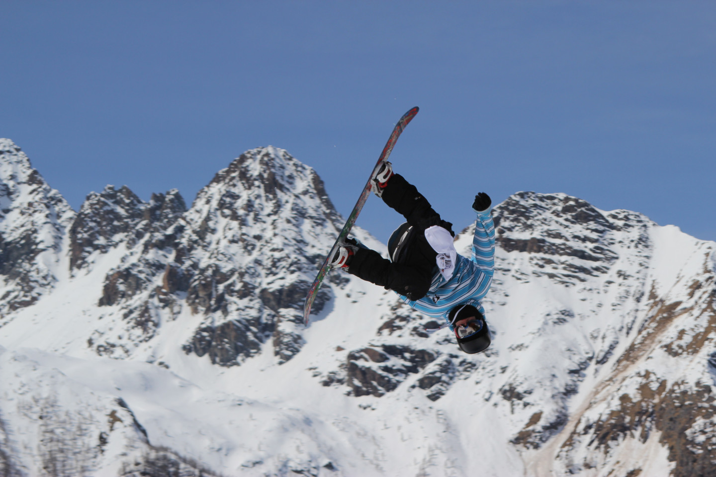 Snowboarder at the Palù Park in Valmalenco