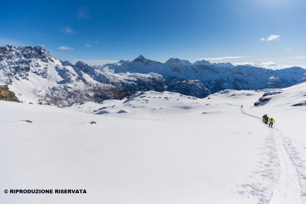 Ciaspolata in Valmalenco, sullo sfondo il Pizzo Scalino