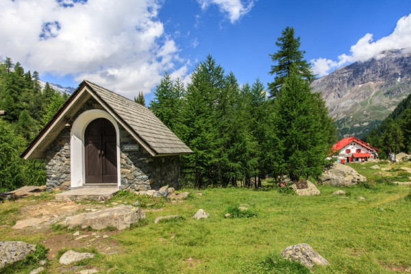 Chiesetta e rifugio - Riproduzione riservata