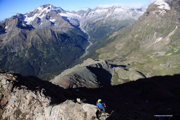 Cresta per la salita alla Sassa d'Entova dal rifugio Longoni