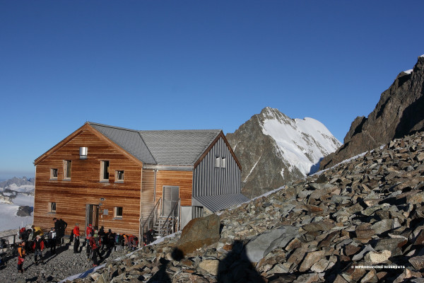 Rifugio Marco e Rosa per la salita al Bernina