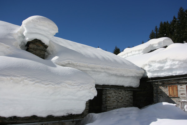 I tetti delle abitazioni sommersi dalla neve