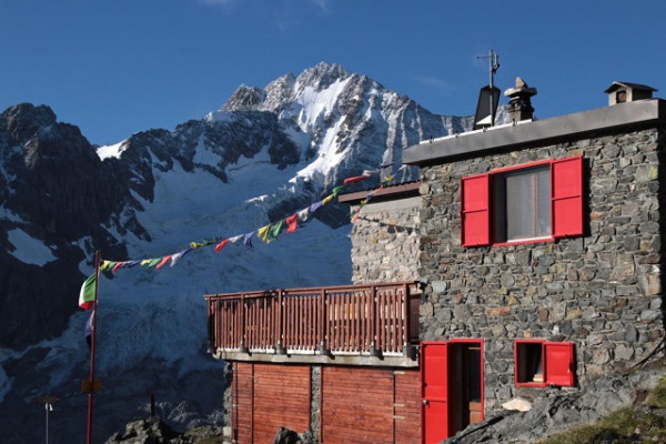 Rif. Del grande, sullo sfondo il Monte Disgrazia